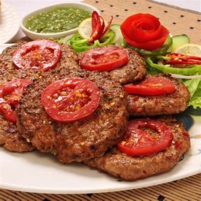  Chapli Kebab: Een pikante combinatie van gemalen vlees en kruiden met een verleidelijke rokerige aroma!