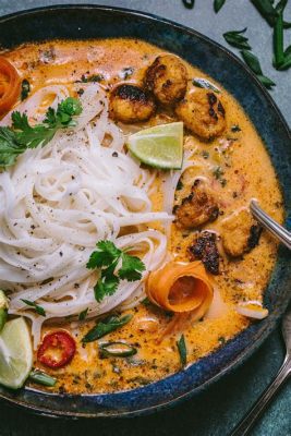  Khao Soi: Een overheerlijke currynoedelsoep met de romige textuur van kokosolie en het pikante karakter van rode peper