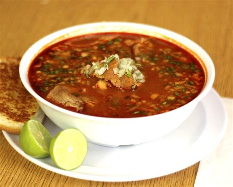  Pozole: Een stevige, hartverwarmende soep met een vleugje pittigheid!