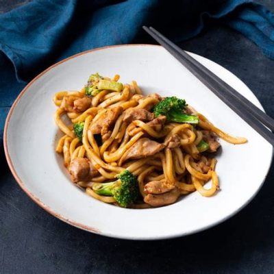  Yangquan Fu Lu Shou Noodles: Een Harmonieuze Blend van Zacht Gebakken Ei en Pikant Sichuan Pepersaus!