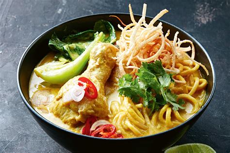  Khao Soi: Een romige curry met een knapperige twist van noedels!